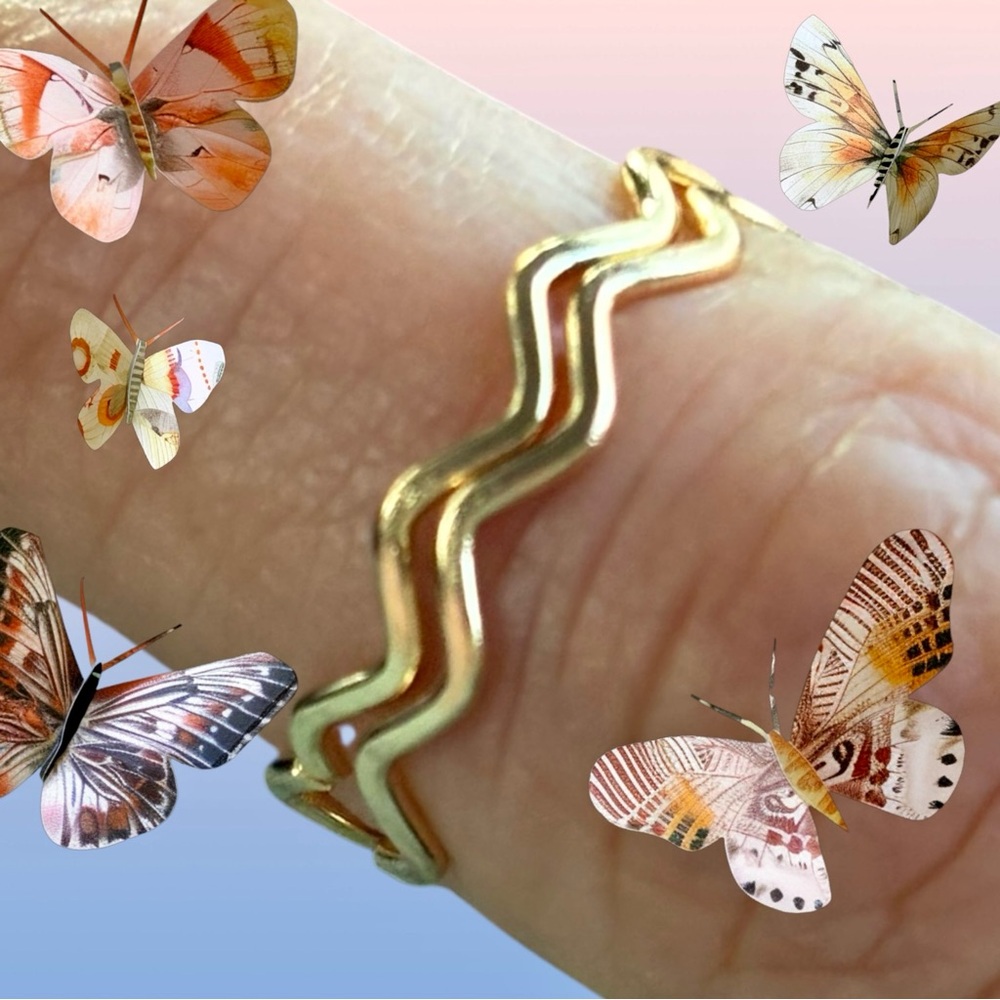 Delicate Gold Wave Stackable Ring - Women's Jewel… - image 1